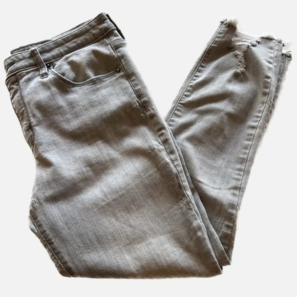 Universal Thread High Rise Skinny
Crop Light Grey Wash Size 6 - Picture 7 of 12